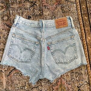 Levi’s high waisted jean shorts | 26